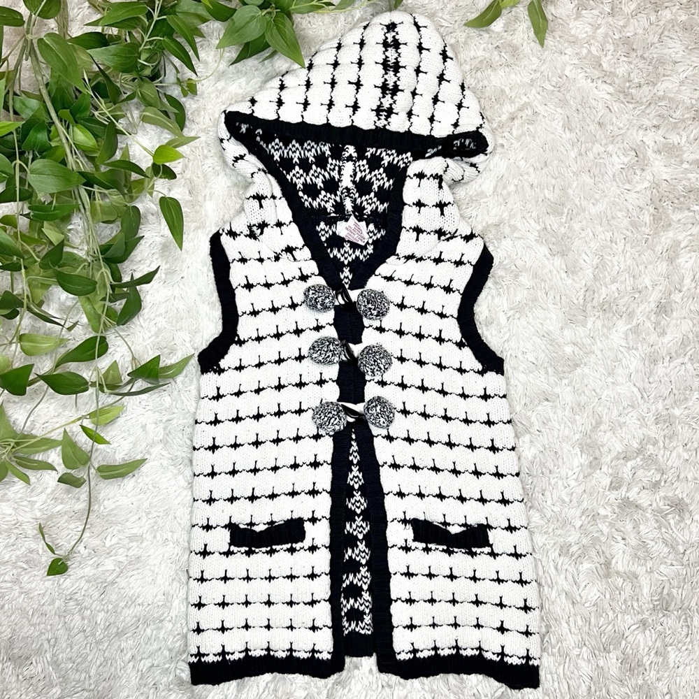 Tahari Girls Knit Vest. Black and white hooded knit kids vest 5T